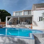 Сasa de vacaciones Cavos Paros Two-bedroom With Private Pool & Jacuzzi Alikí