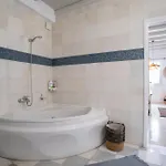 Cavos Paros Two-bedroom With Private Pool & Jacuzzi Сasa de vacaciones Alikí