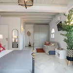 Сasa de vacaciones Cavos Paros Two-bedroom With Private Pool & Jacuzzi