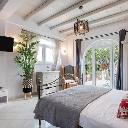 Σπίτι διακοπών Cavos Paros Two-bedroom With Private Pool & Jacuzzi *