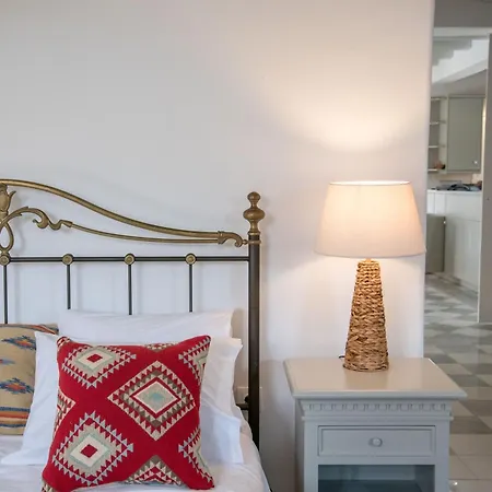 בית נופש Cavos Paros Two-bedroom With Private Pool & Jacuzzi Alikí