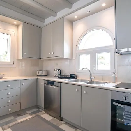 בית נופש Cavos Paros Two-bedroom With Private Pool & Jacuzzi