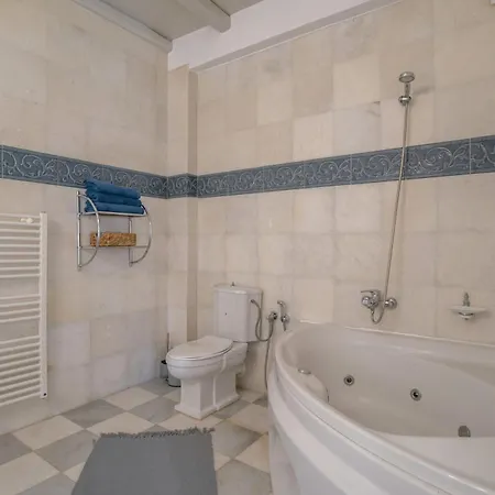 בית נופש Cavos Paros Two-bedroom With Private Pool & Jacuzzi