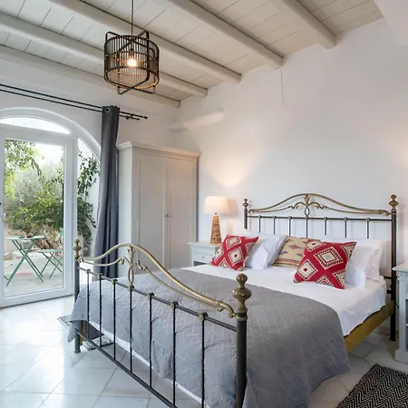 Cavos Paros Two-bedroom With Private Pool & Jacuzzi בית נופש Alikí